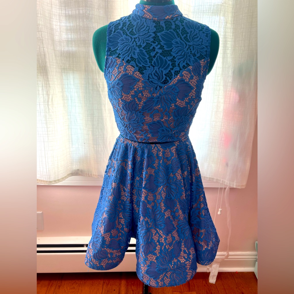 City Triangles Size 3, 2pc Lace Knit Formal Dress